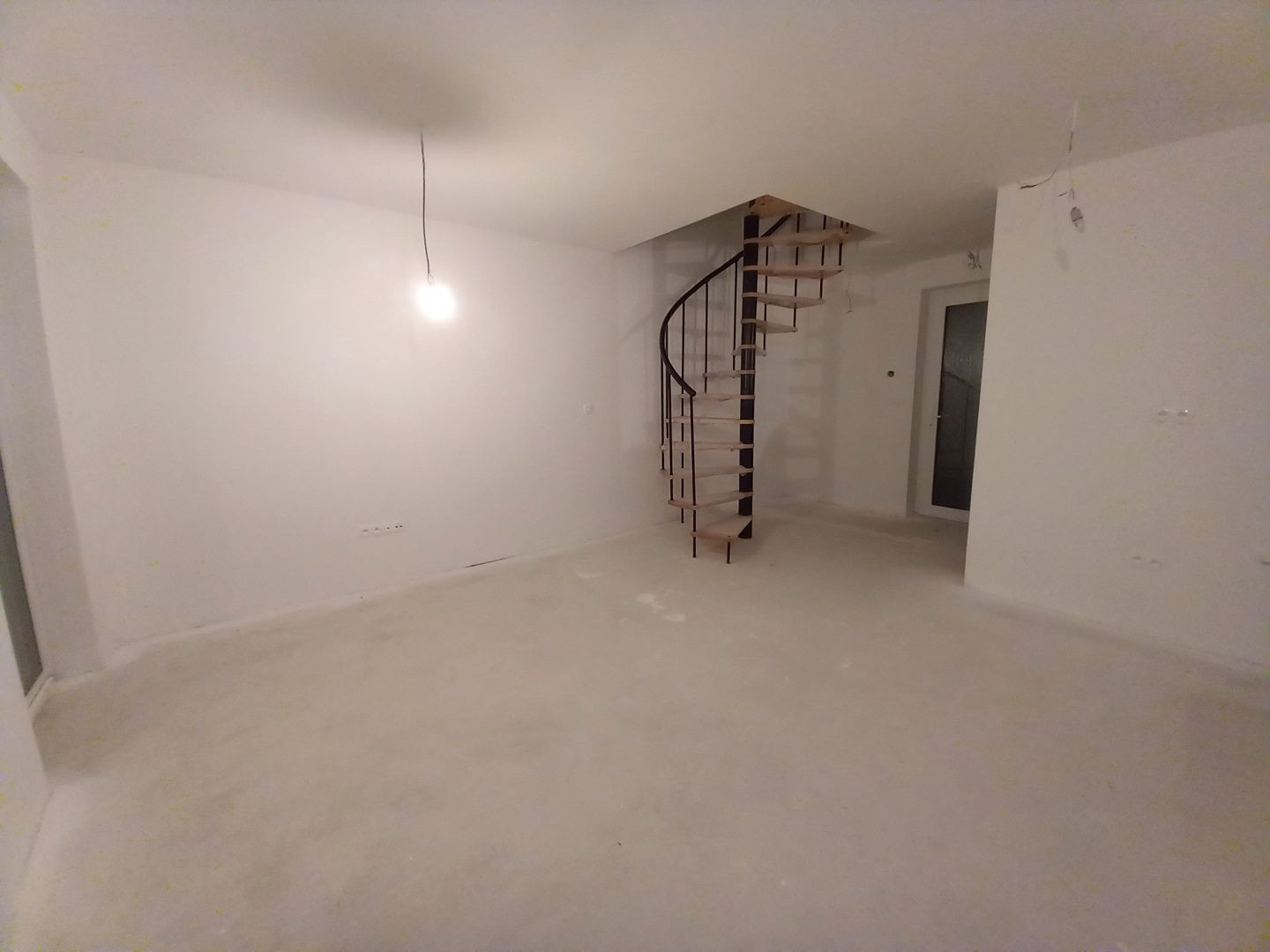 Predaj novostavba 3 3-izbové mezonety s balkónom, Banka