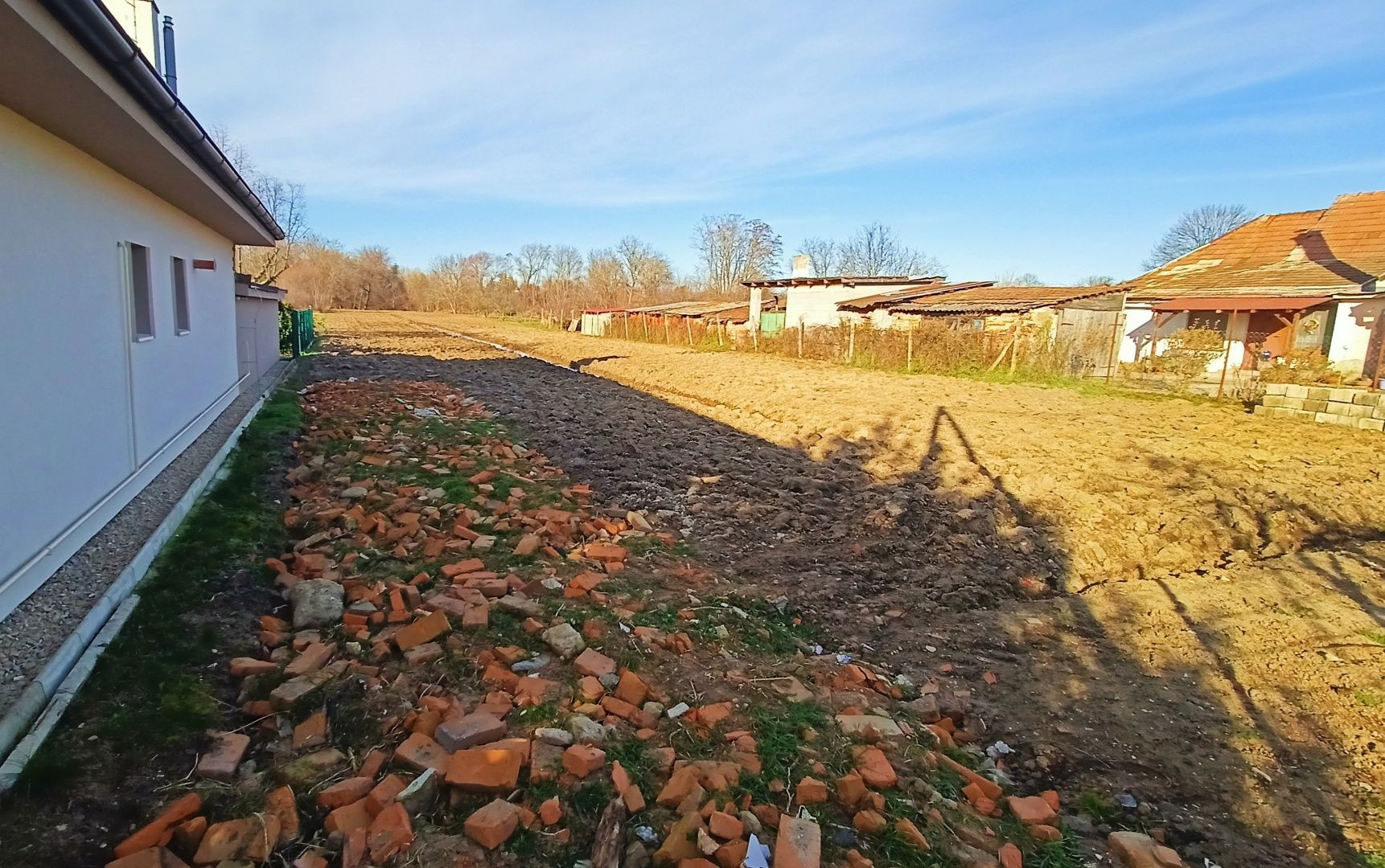 Rovinatý investičný pozemok neďaleko diaľnice