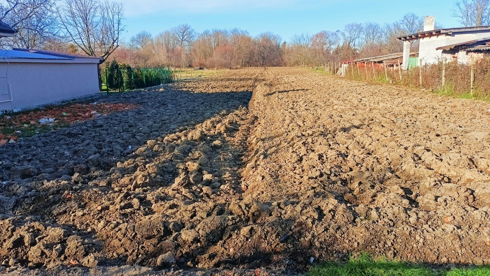 Rovinatý investičný pozemok neďaleko diaľnice