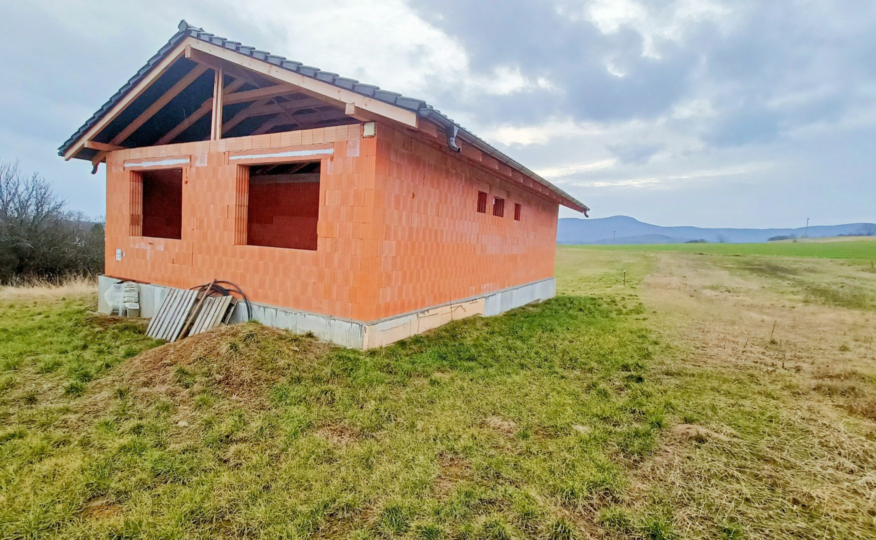 NOVÁ CENA! Rozostavaný bungalov v krásnom prostredí