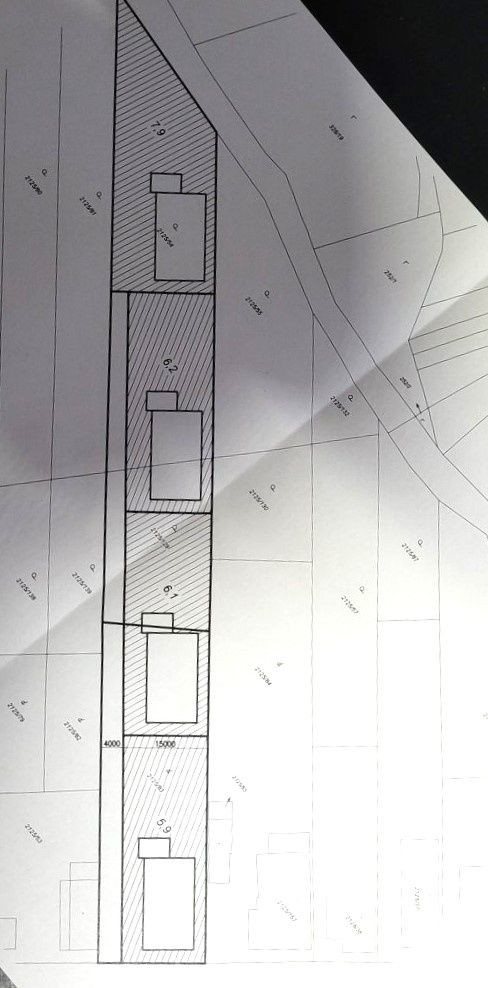 Rovinatý investičný pozemok neďaleko diaľnice