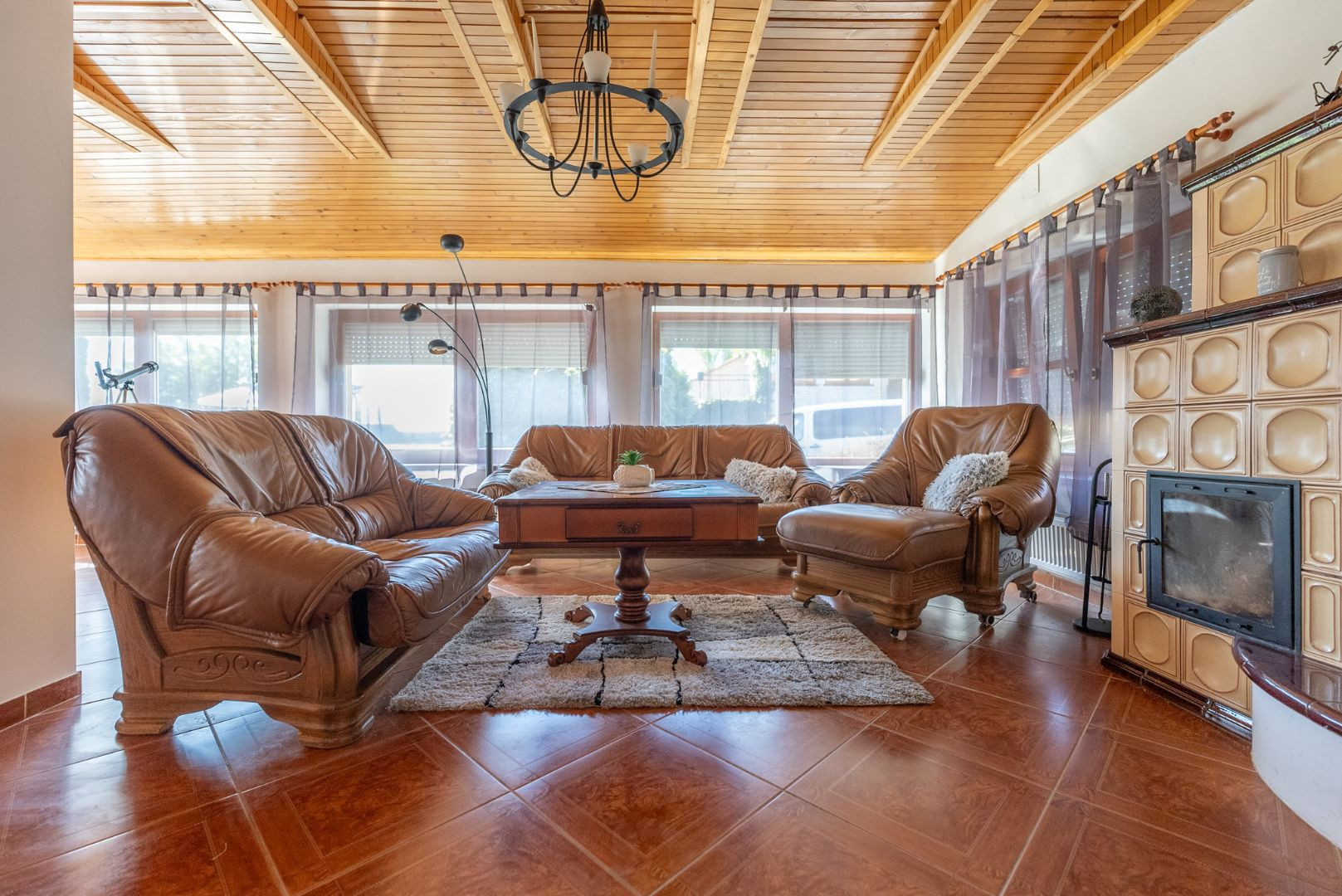 Jedinečná rodinná usadlosť s bazénom, posilňovňou, wellness a hosťovským domom