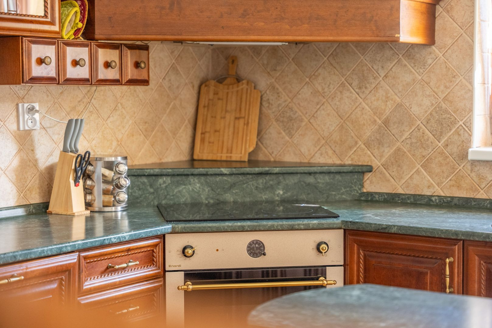 Jedinečná rodinná usadlosť s bazénom, posilňovňou, wellness a hosťovským domom