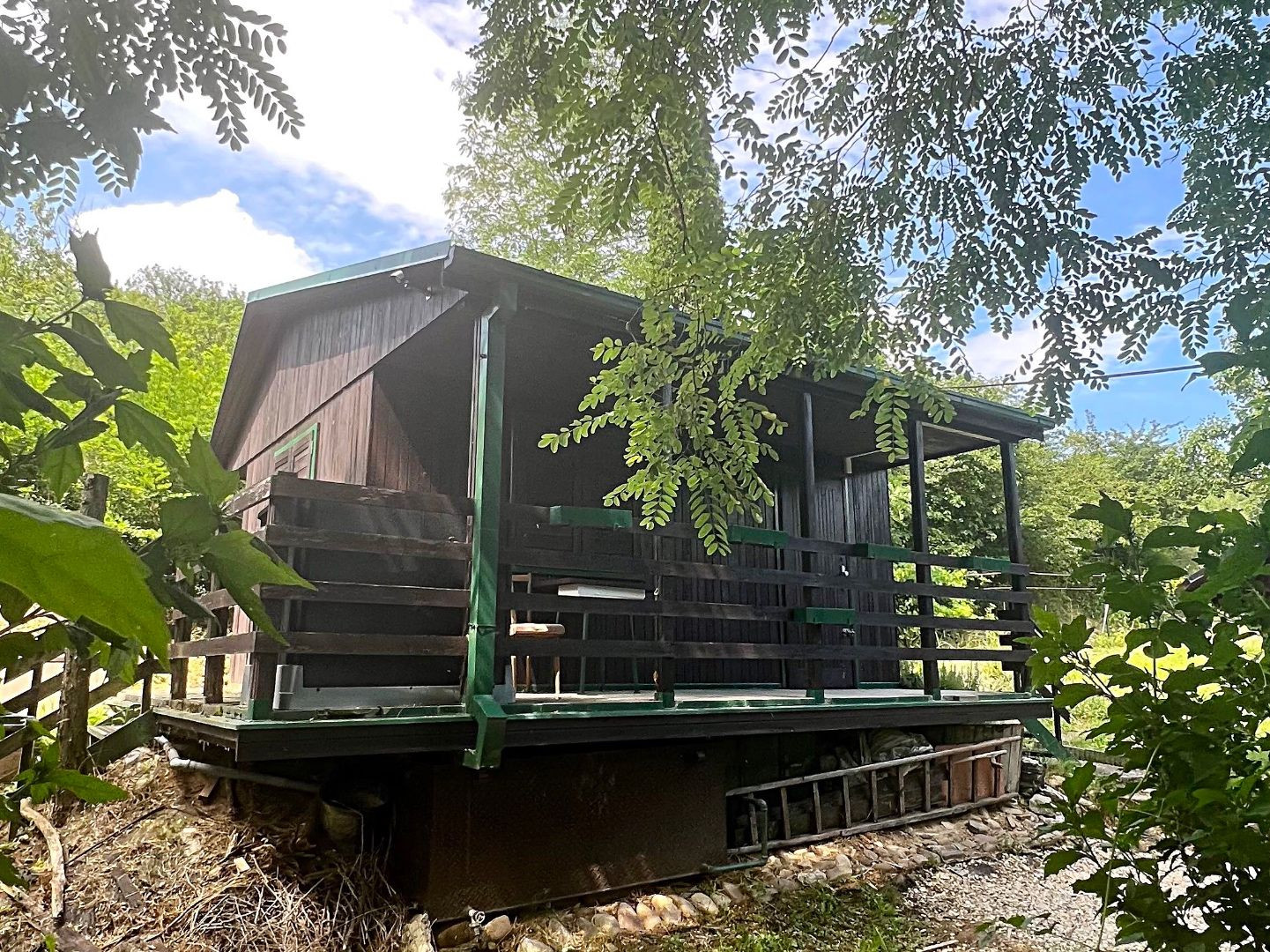 Chatka v lone prírody s pekným pozemkom