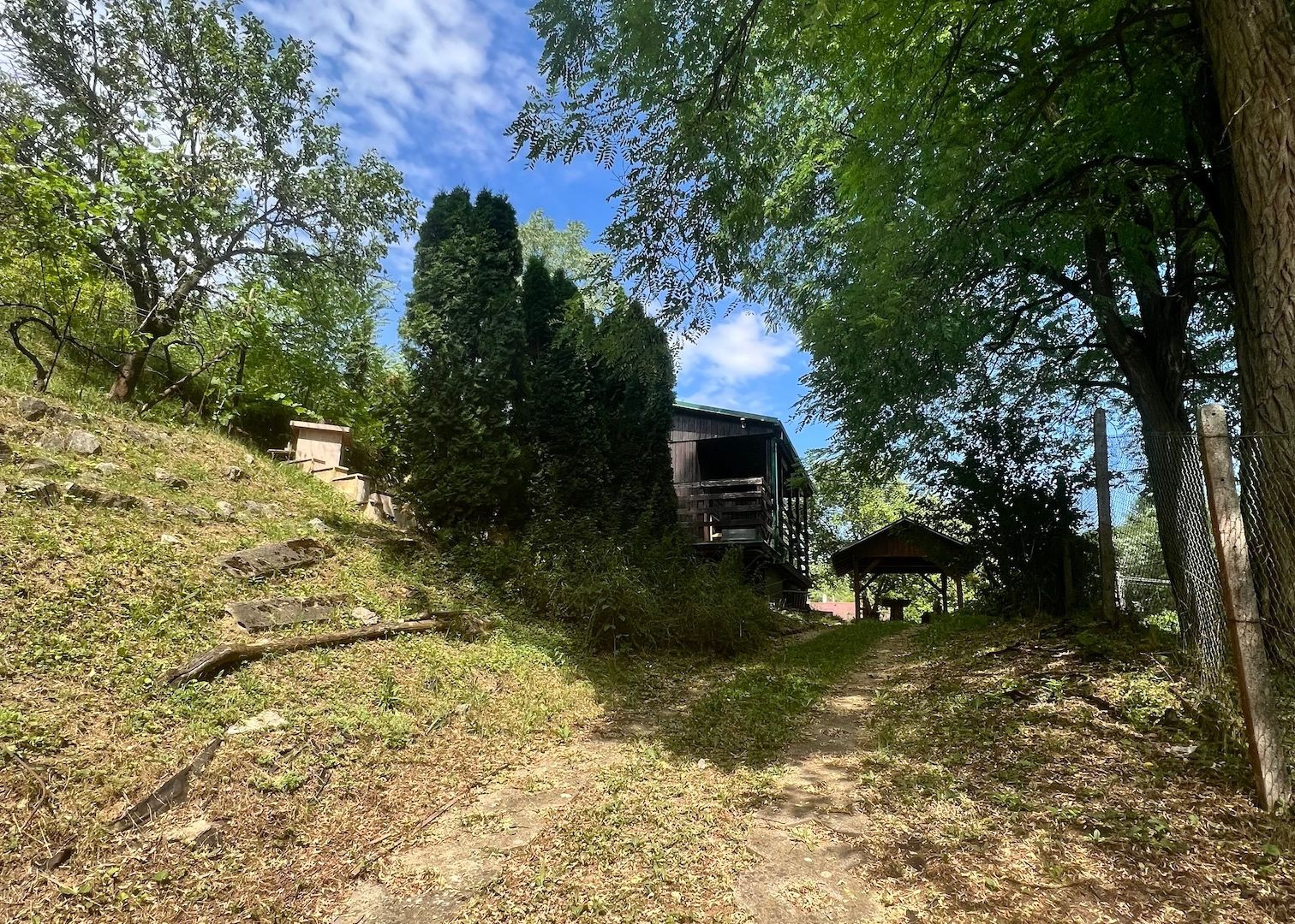 Chatka v lone prírody s pekným pozemkom