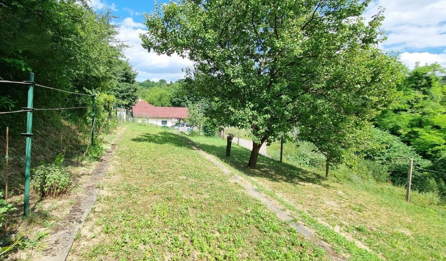 Chatka v lone prírody s pekným pozemkom