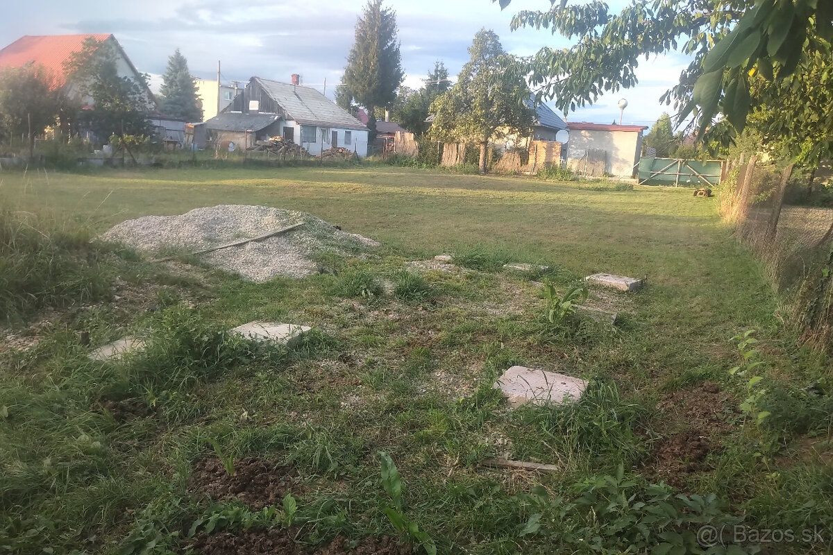 Ponúkame na predaj rovinatý pozemok v obci Cabaj-Čápor 780 m2 