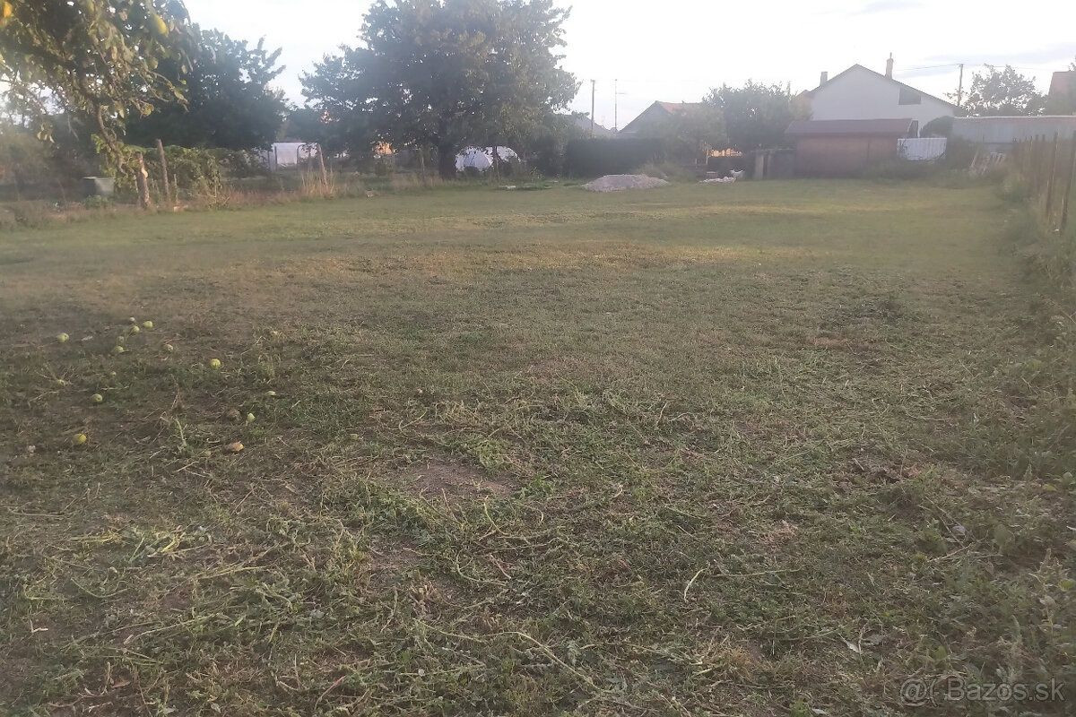 Ponúkame na predaj rovinatý pozemok v obci Cabaj-Čápor 780 m2 