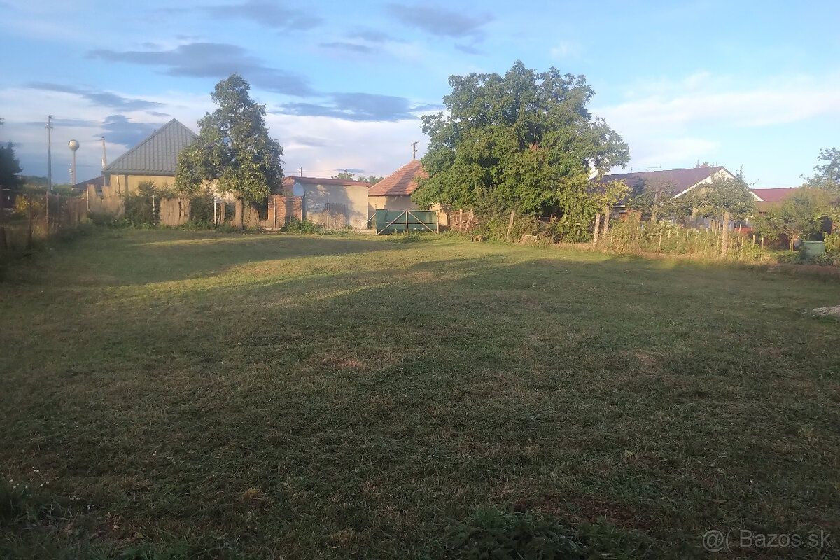 Ponúkame na predaj rovinatý pozemok v obci Cabaj-Čápor 780 m2 