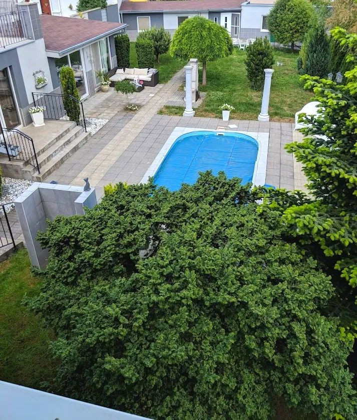 Jedinečná apartmánová nehnutelnosť s bazénom a záhradou