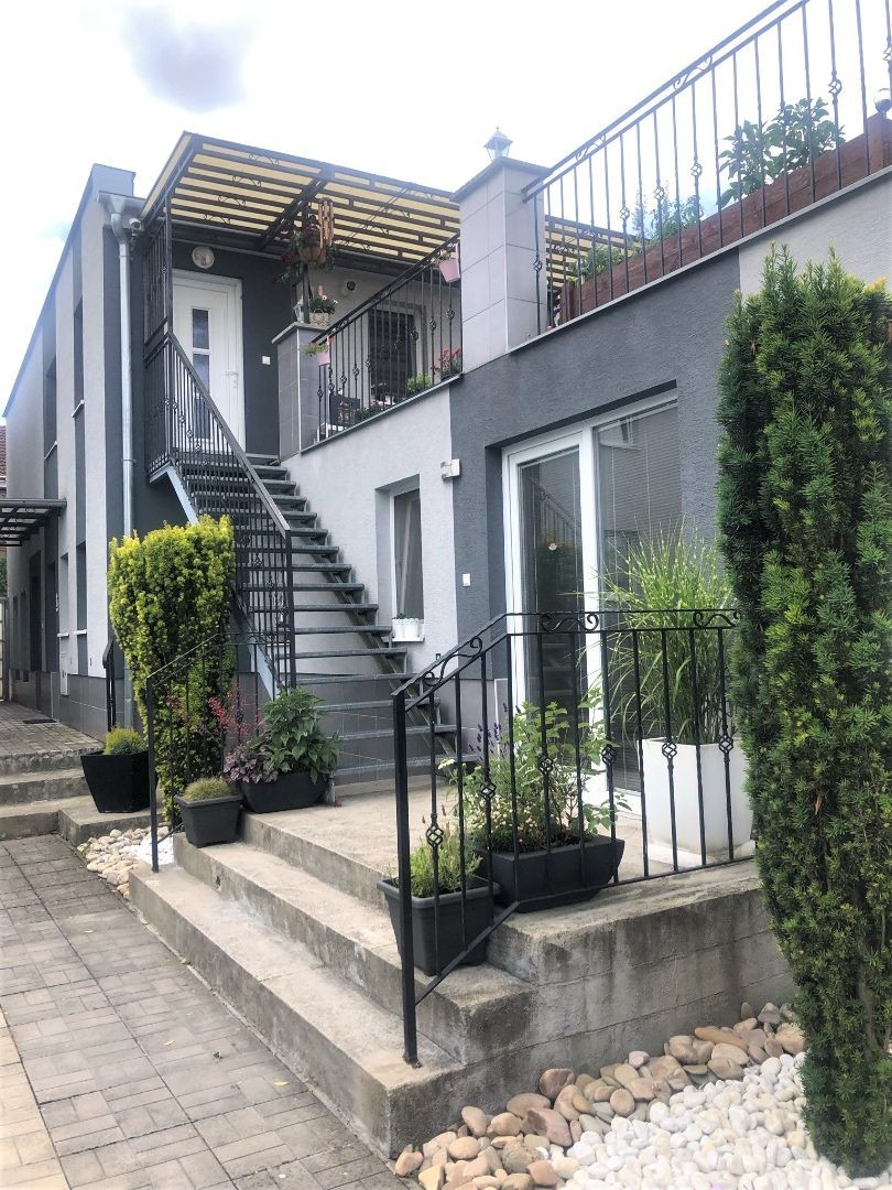 Jedinečná apartmánová nehnutelnosť s bazénom a záhradou