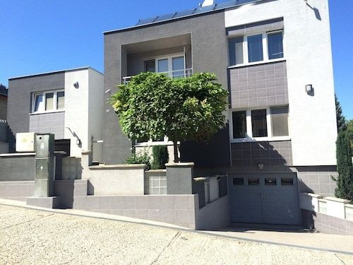 Jedinečná apartmánová nehnutelnosť s bazénom a záhradou