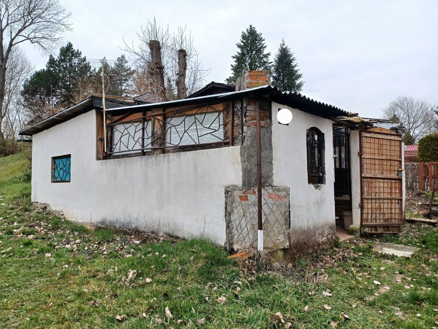 Chatka pri termálnom kúpalisku Santovka.