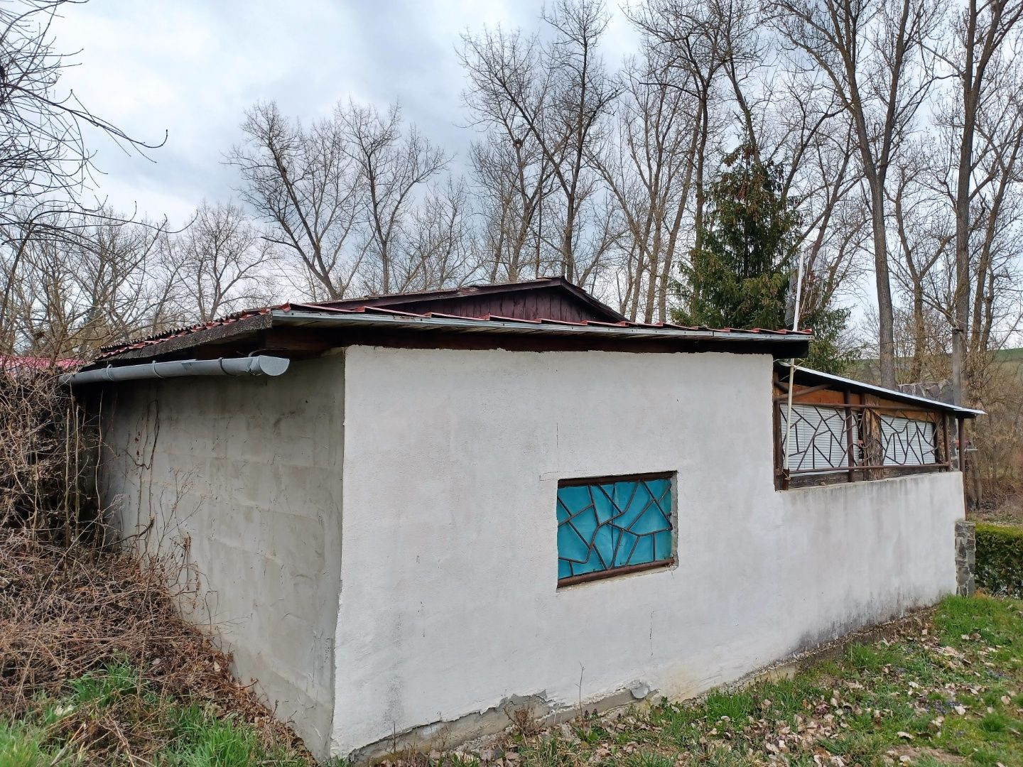 Chatka pri termálnom kúpalisku Santovka.