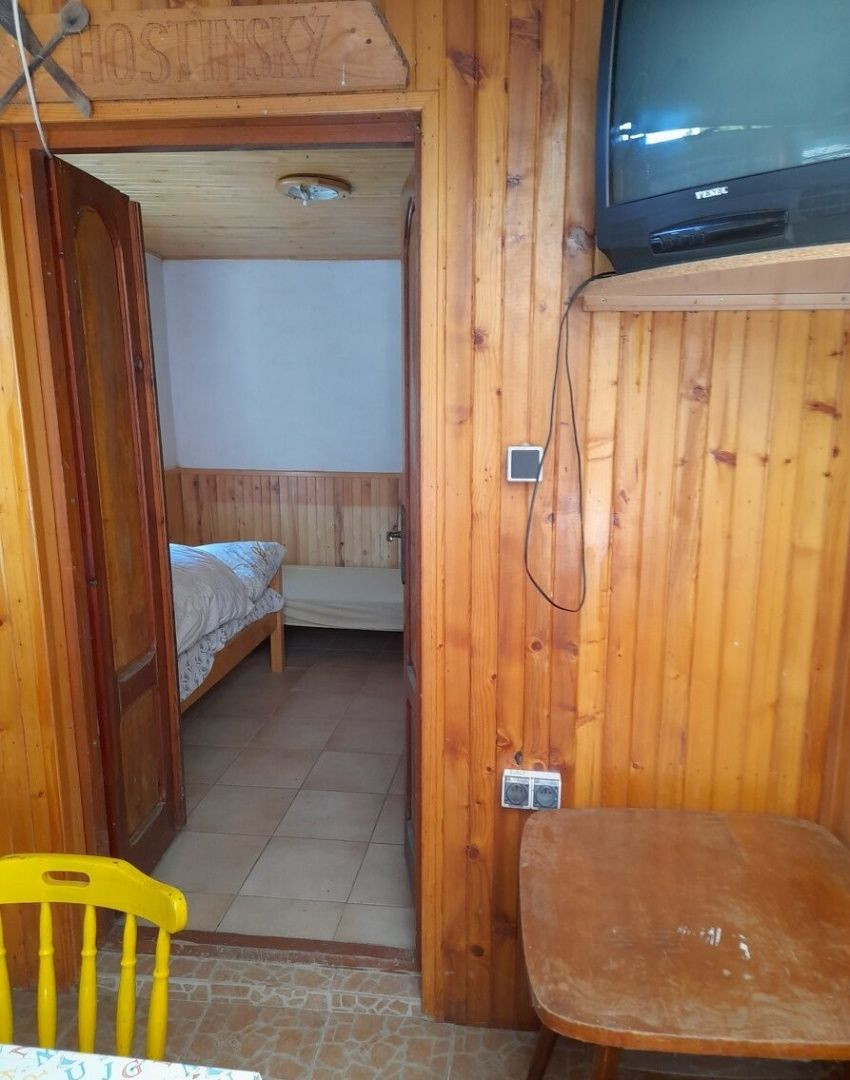 Chatka pri termálnom kúpalisku Santovka.