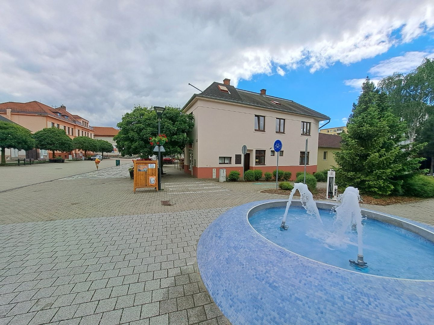 Dom na námestí. Bývanie a podnikanie v jednom.