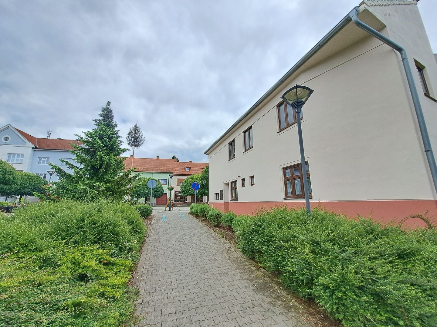 Dom na námestí. Bývanie a podnikanie v jednom.