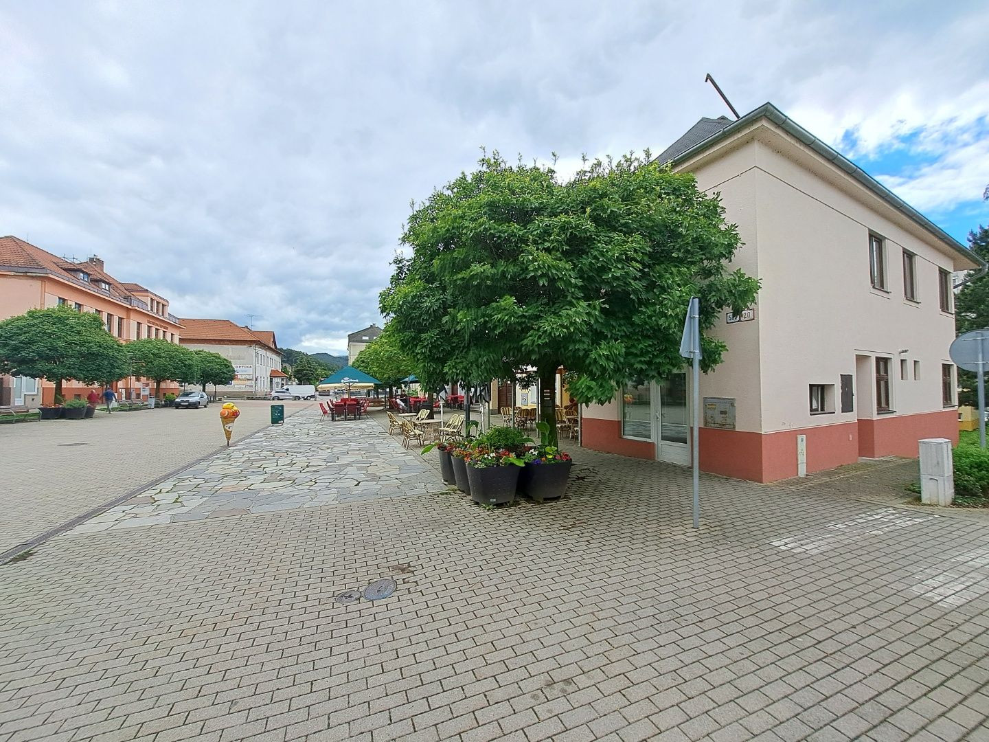 Dom na námestí. Bývanie a podnikanie v jednom.