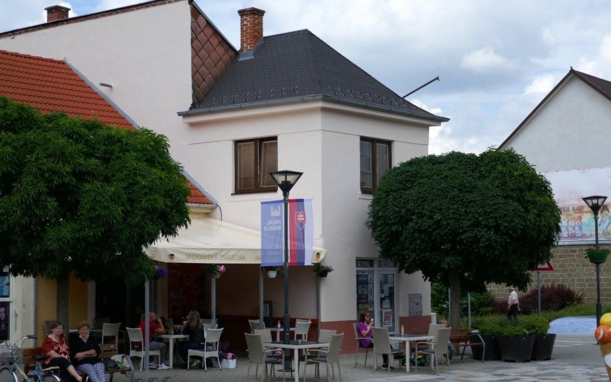 Dom na námestí. Bývanie a podnikanie v jednom.