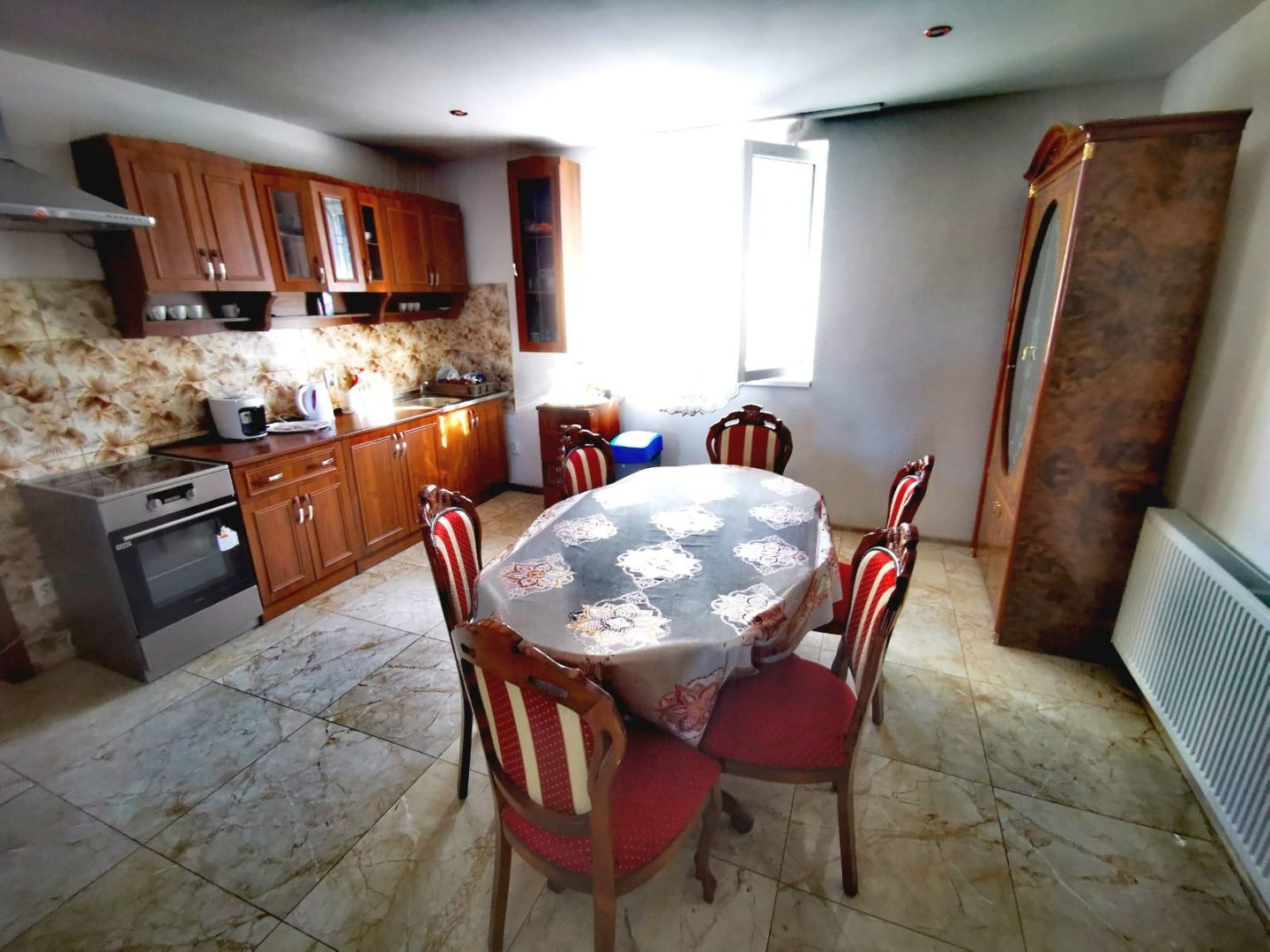 Znížená cena. Zrekonštruovaný rodinný dom vo Veľkých Kostoľanoch