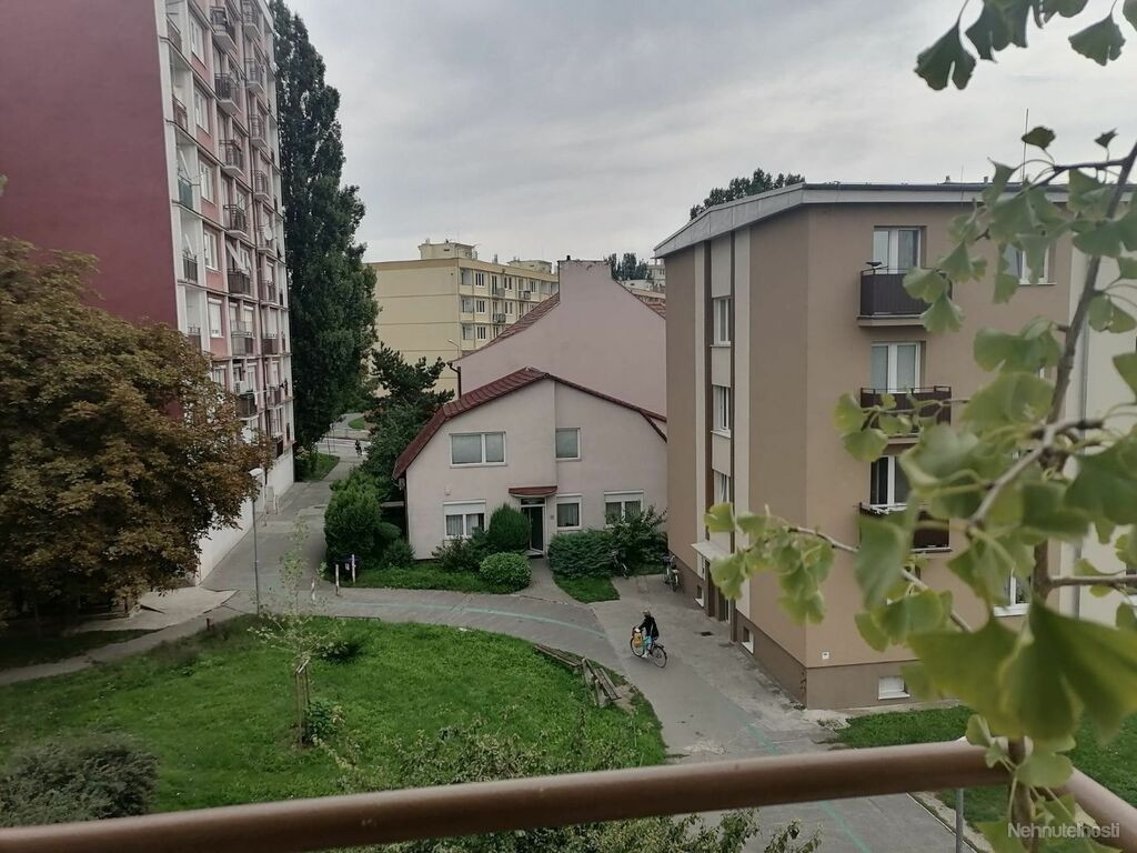 Na predaj priestranný slnečný 3-izbový byt na Krajinskej ulici