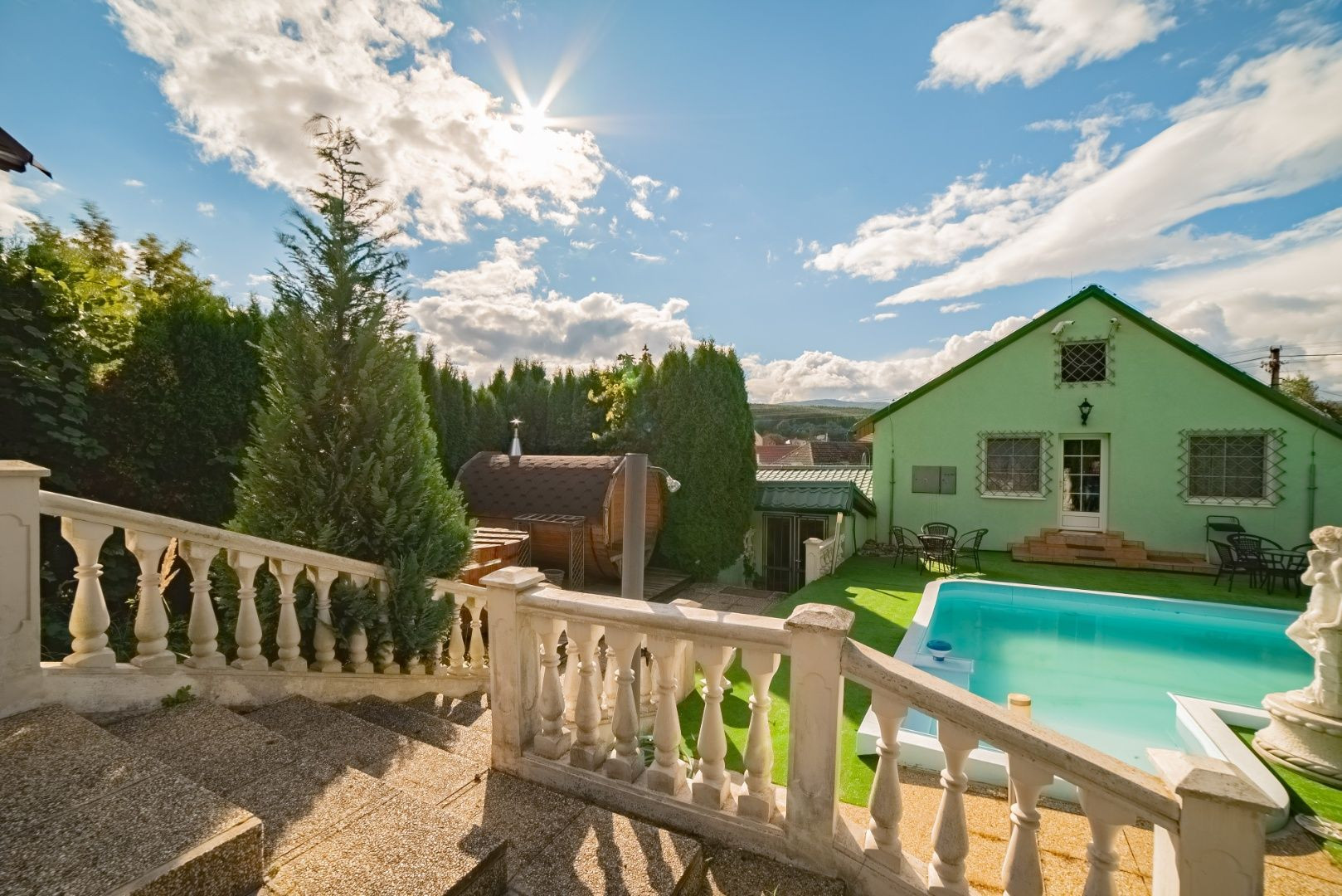 VÝRAZNÁ ZĽAVA! Očarujúci penzión s reštauráciou, bazénom, welness a ihriskom