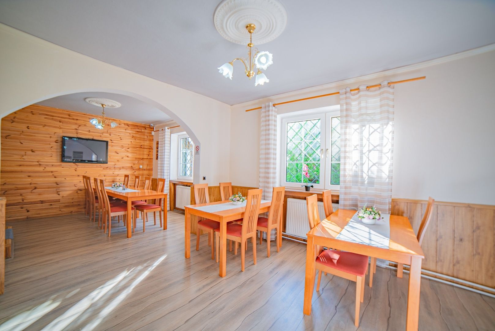 VÝRAZNÁ ZĽAVA! Očarujúci penzión s reštauráciou, bazénom, welness a ihriskom