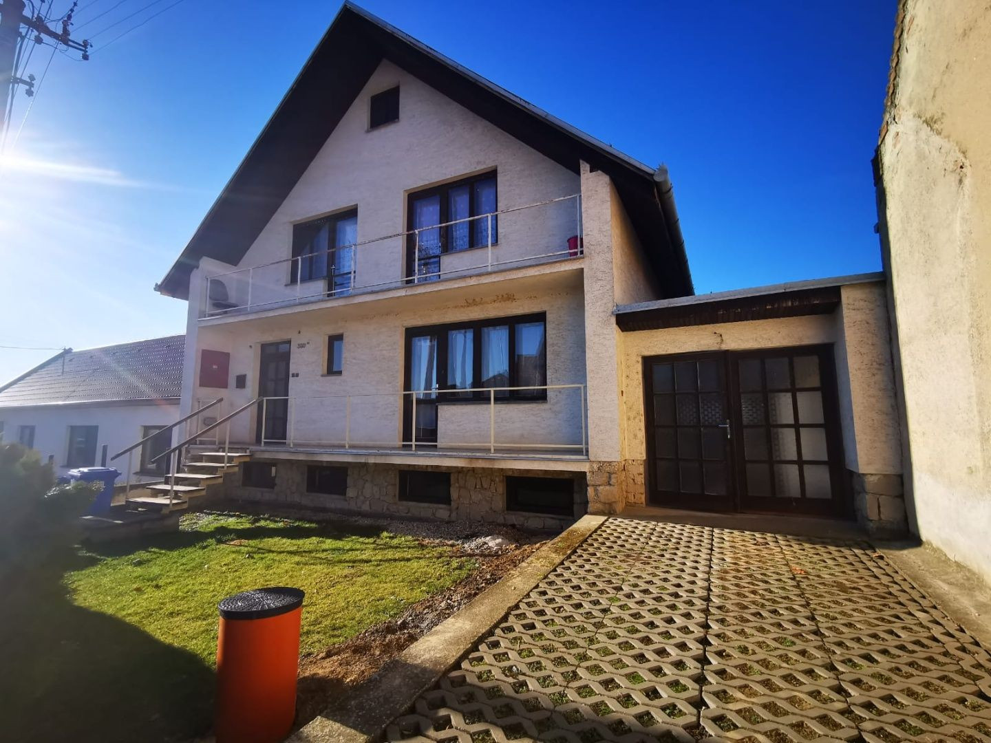 Priestranný 3-podlažný rodinný dom, pozemok 3544 m2