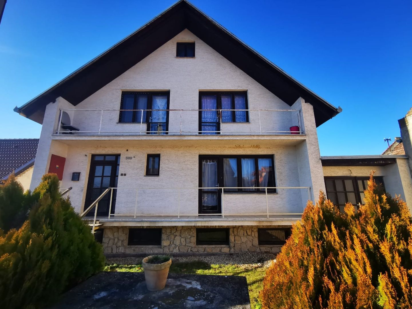 Priestranný 3-podlažný rodinný dom, pozemok 3544 m2