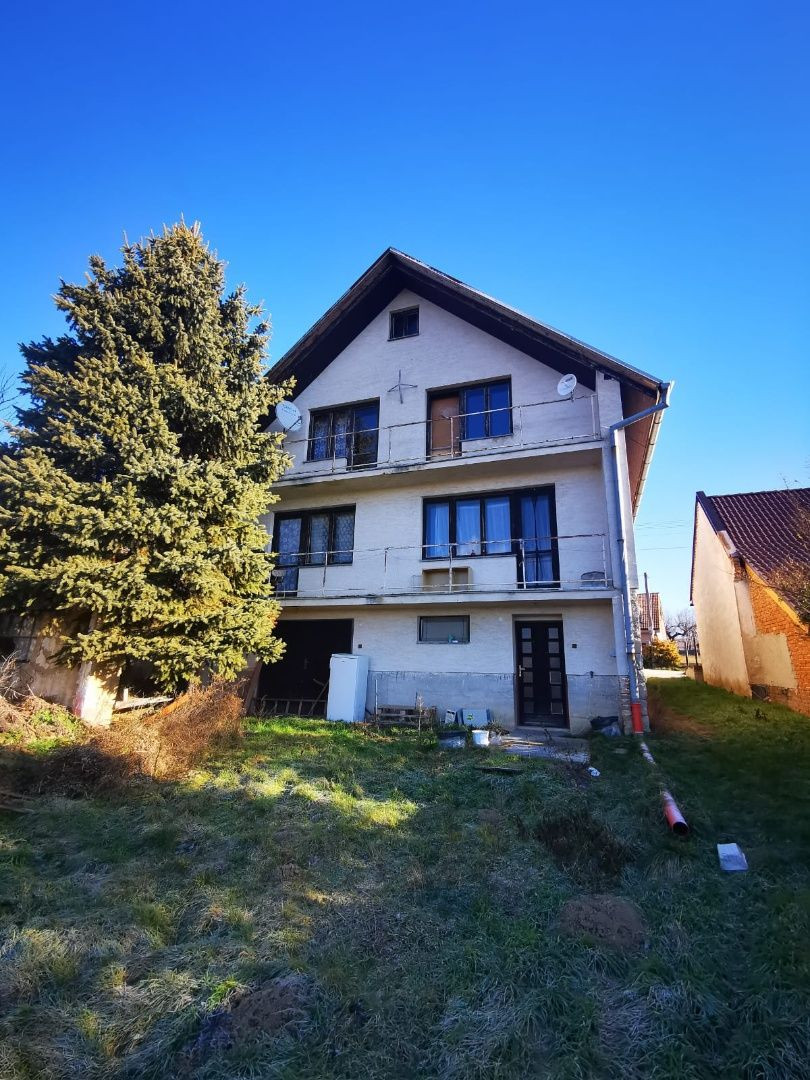 Priestranný 3-podlažný rodinný dom, pozemok 3544 m2