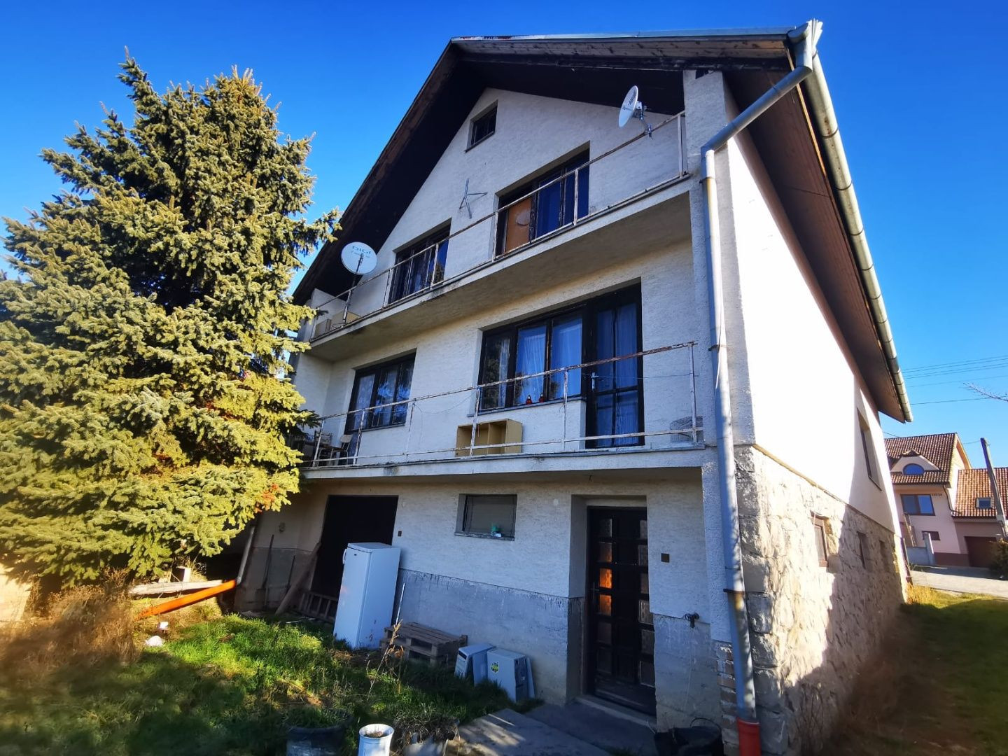 Priestranný 3-podlažný rodinný dom, pozemok 3544 m2