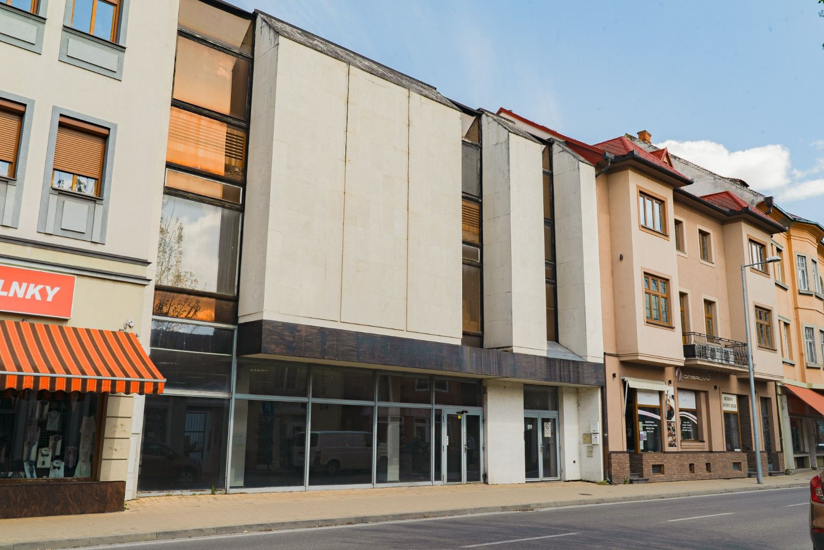 Polyfunkčná budova v centre Piešťan s velkým pozemkom