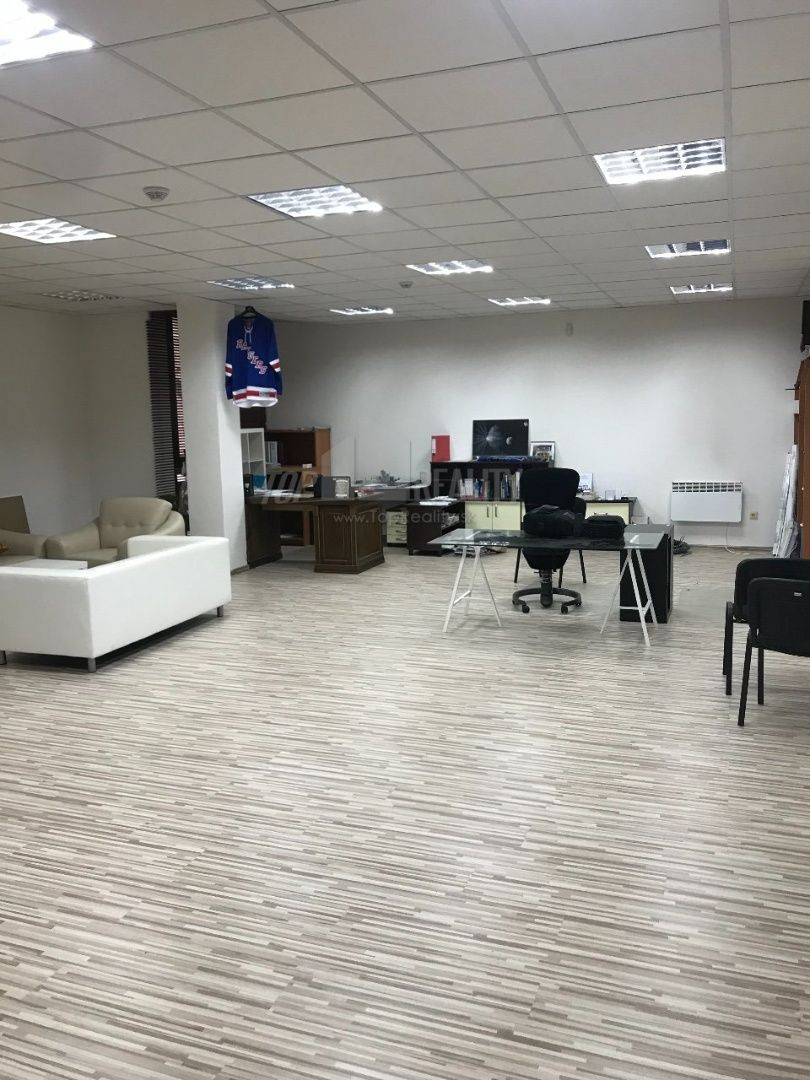 Polyfunkčná budova v centre Piešťan s velkým pozemkom