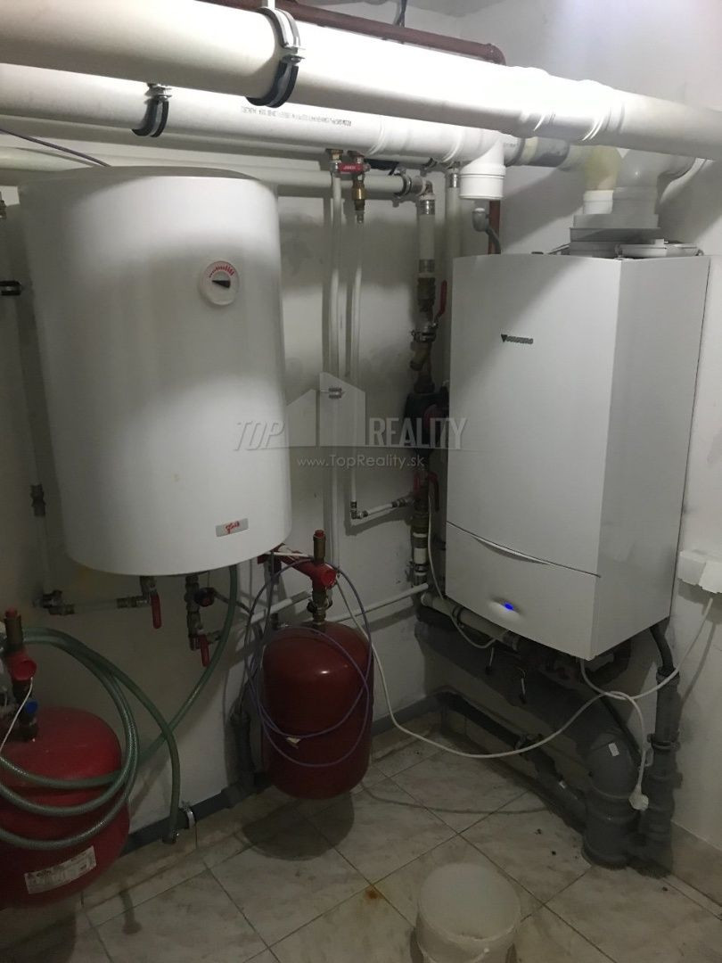 Polyfunkčná budova v centre Piešťan s velkým pozemkom