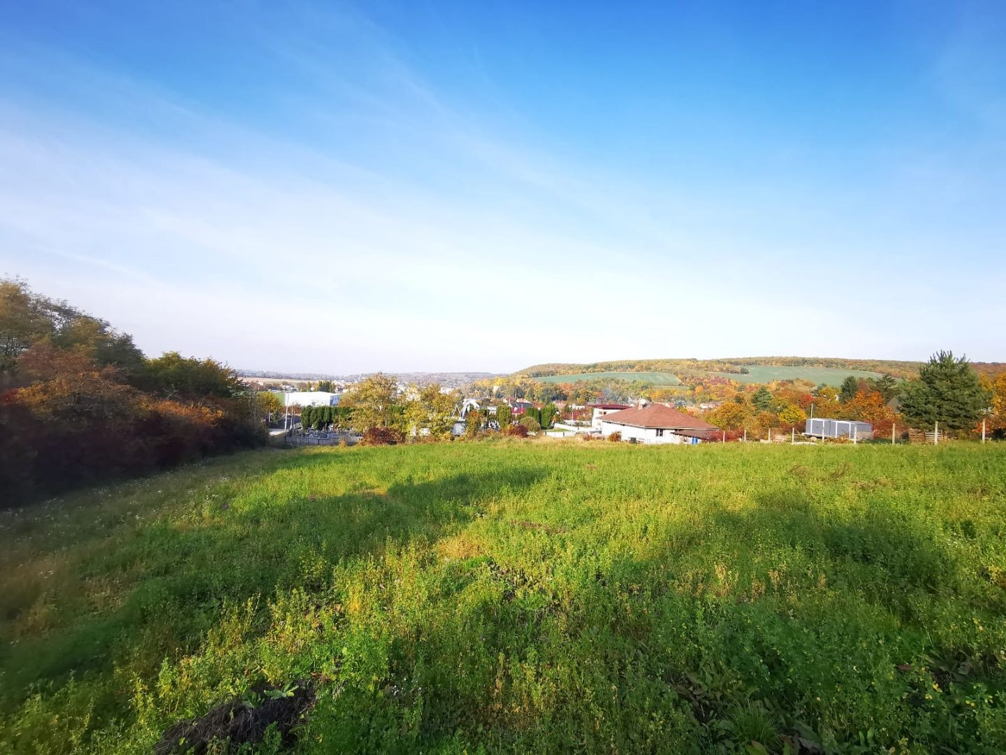 Na predaj slnečný stavebný pozemok v Sokolovciach
