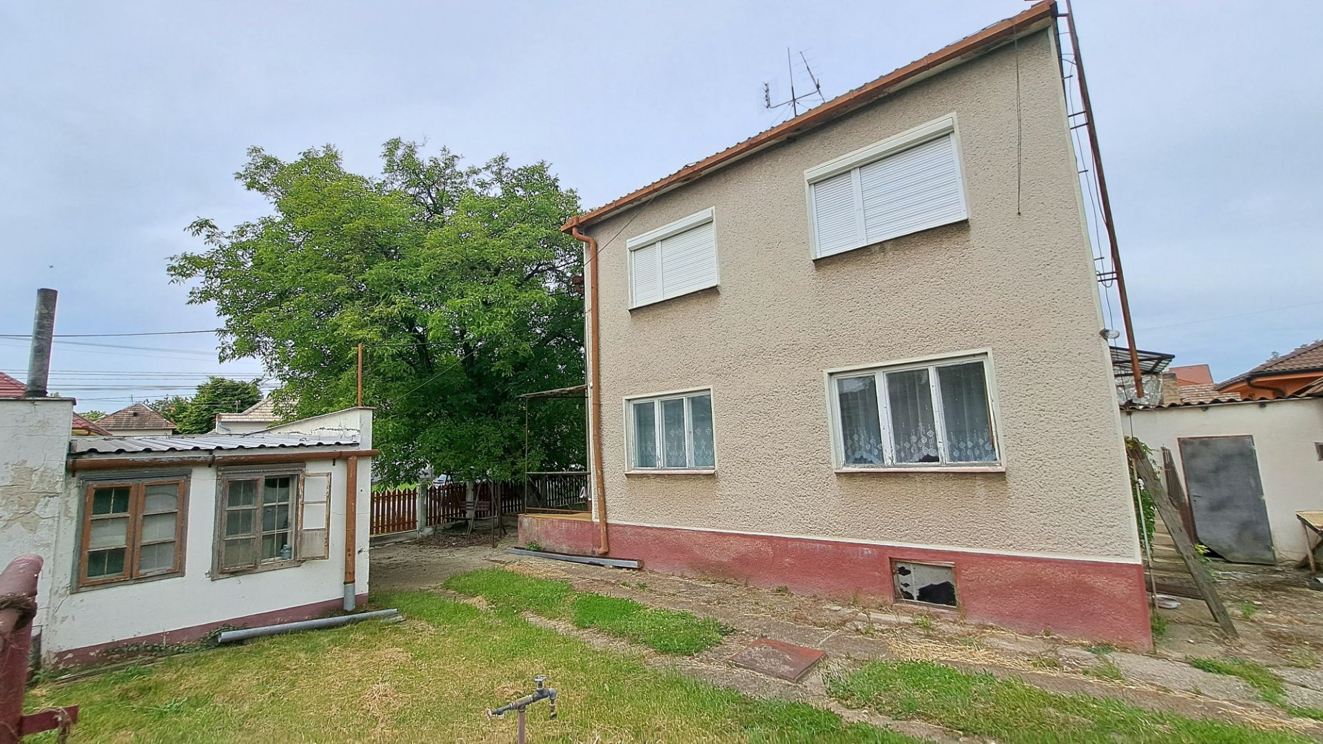 PREDANÉ. Rodinný dom s 5 izbami a veľkým pozemkom na PREDAJ!