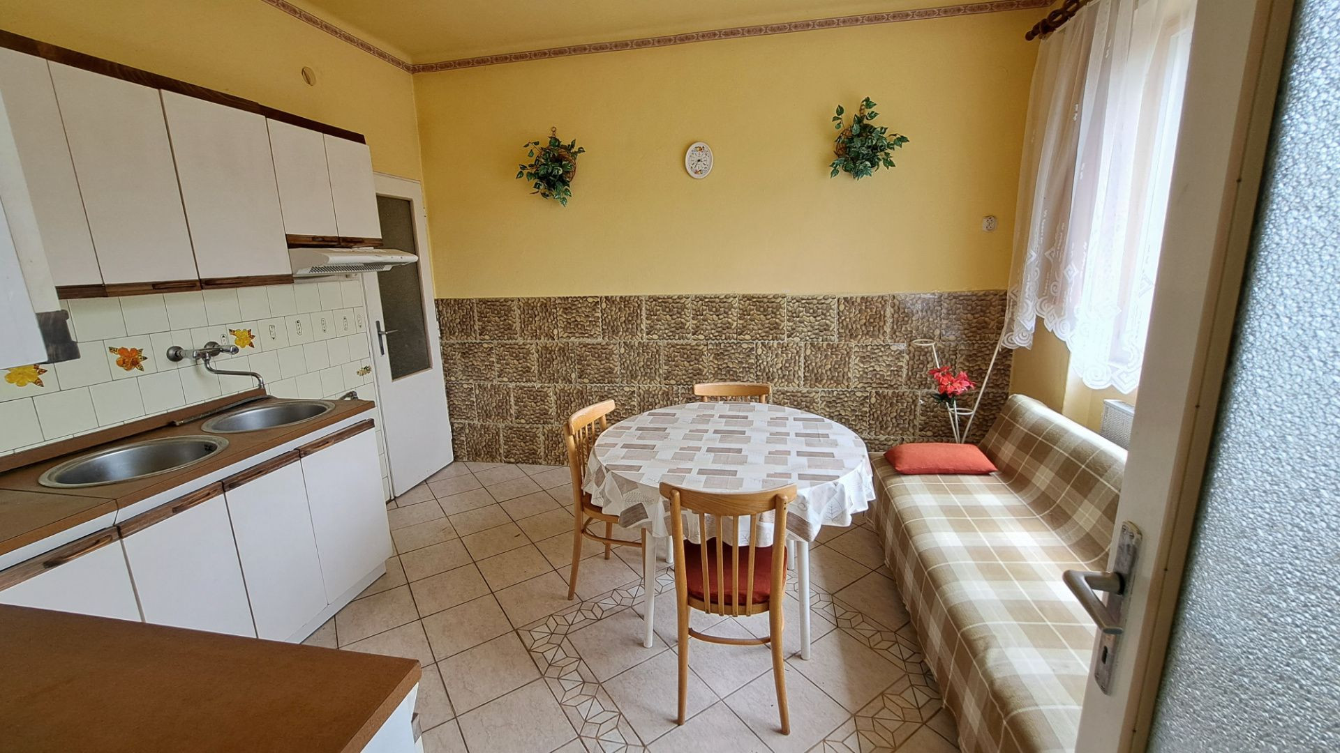 PREDANÉ. Rodinný dom s 5 izbami a veľkým pozemkom na PREDAJ!