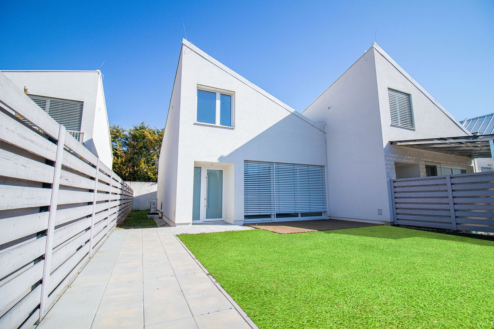 EXTRAVAGANTNÝ  5i dom _ Novostavba _ Predaj _  Uzatvorený súkromný  areál 8. rodinných domov