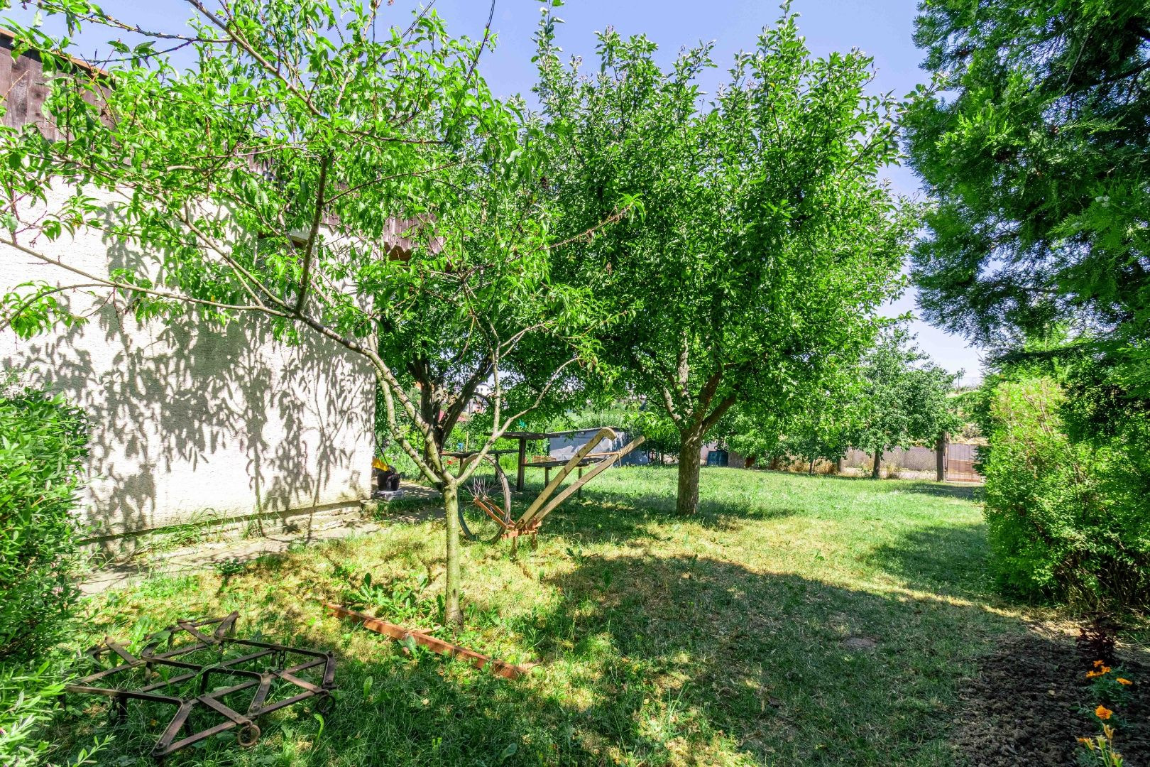 ZNÍŽENÁ CENA - EXKLUZÍVNE: Záhrada s murovanou chatkou – Špačince, Dolný mlyn – len 5 minút od Trnavy!