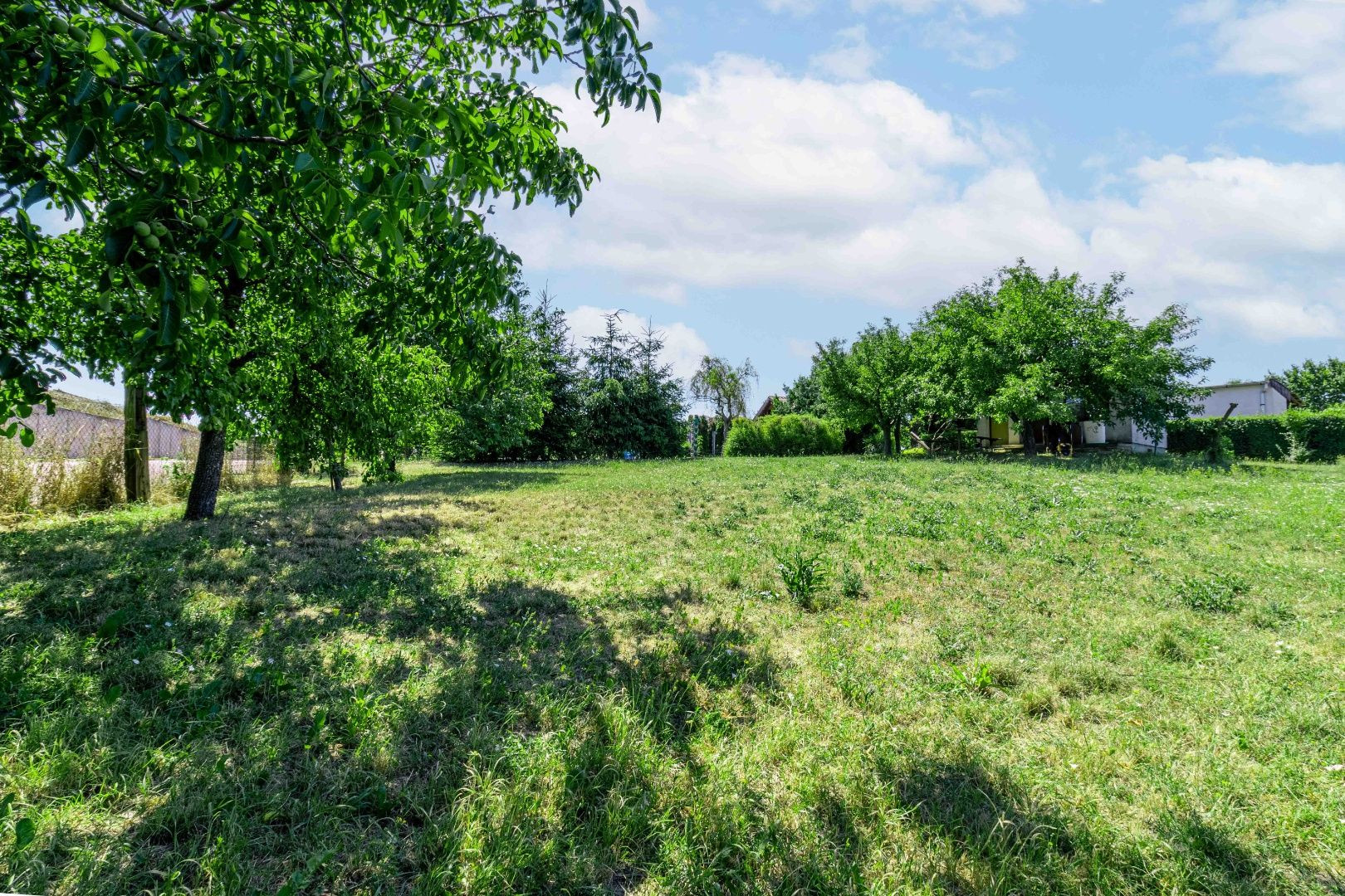 ZNÍŽENÁ CENA - EXKLUZÍVNE: Záhrada s murovanou chatkou – Špačince, Dolný mlyn – len 5 minút od Trnavy!