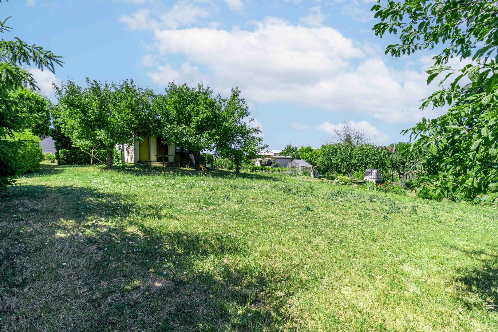 ZNÍŽENÁ CENA - EXKLUZÍVNE: Na predaj záhrada s chatkou – na skok od Trnavy!