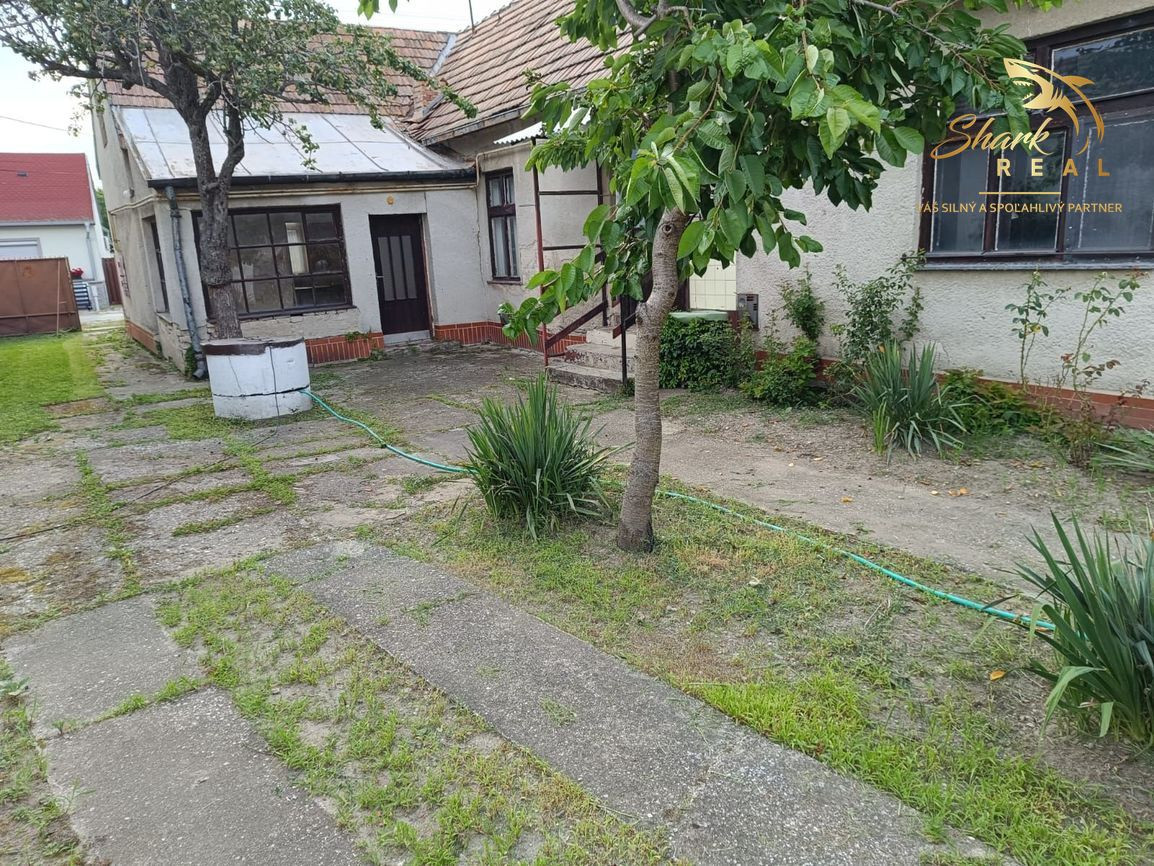 Starší dom s veľkým pozemkom na predaj