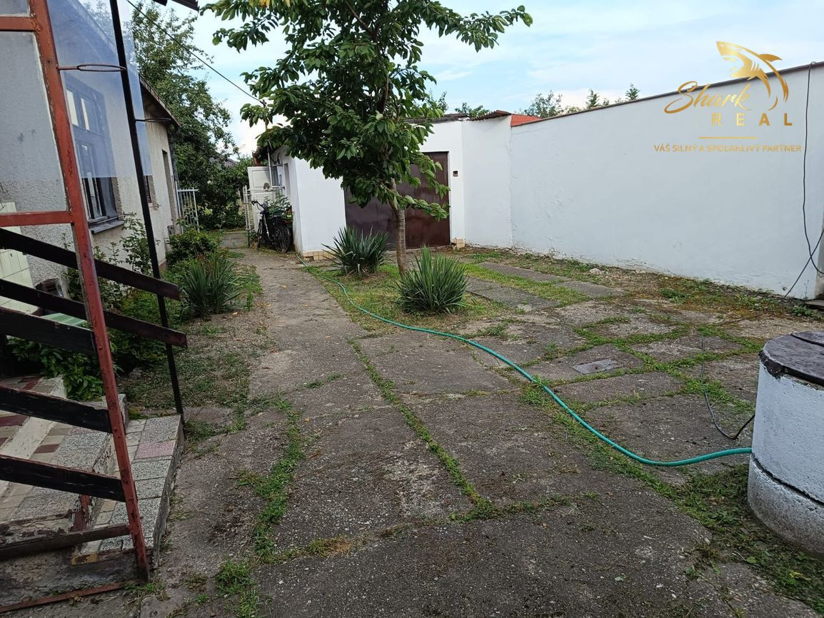 Starší dom s veľkým pozemkom na predaj