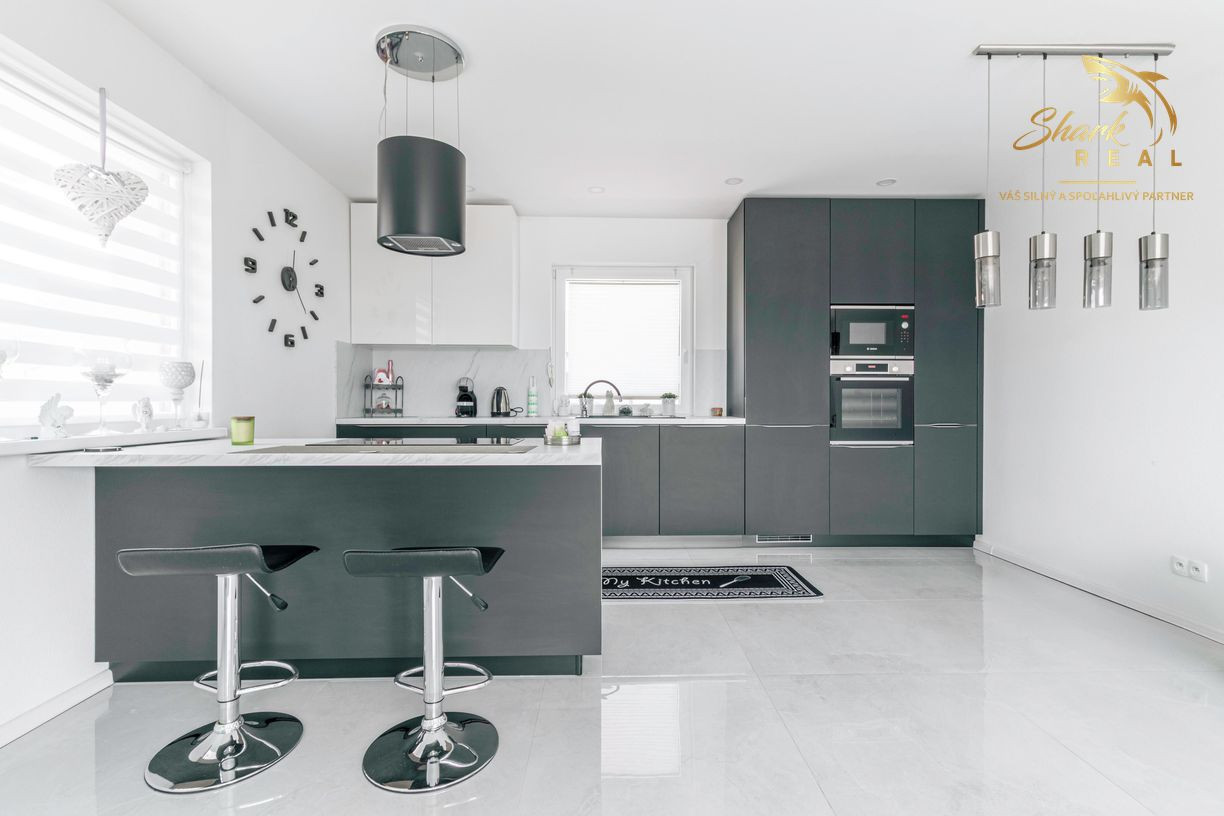 Exkluzívna Novostavba s Pozemkom v Obci Veselé