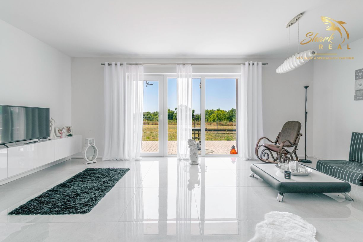 Exkluzívna Novostavba s Pozemkom v Obci Veselé