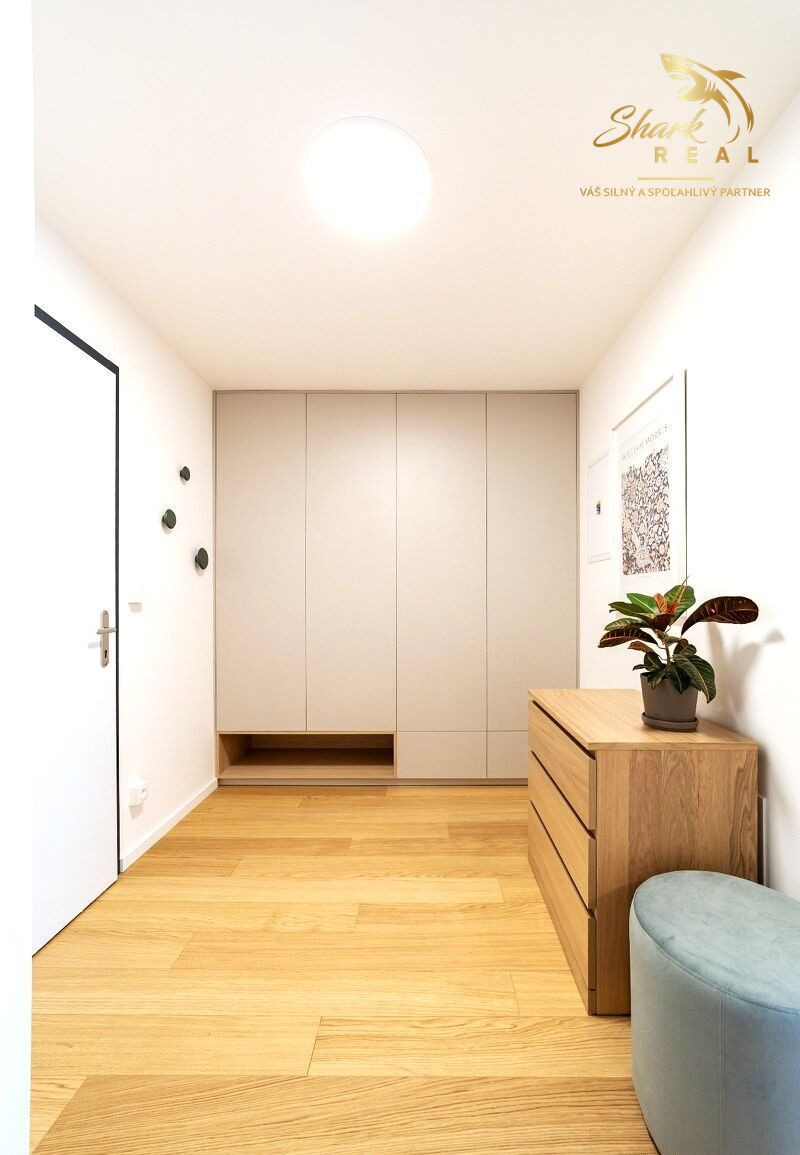 LUXUSNÝ a NOVÝ 2i byt s terasou a krytým parkovaním