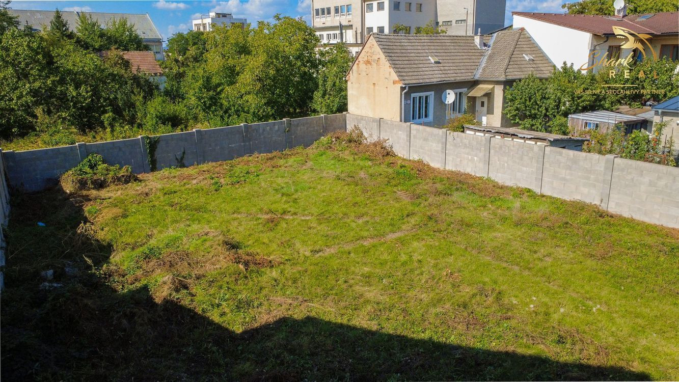 Atraktívny stavebný pozemok pri hlavnej ceste v Piešťanoch