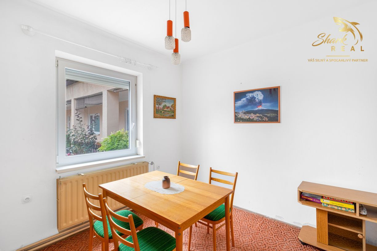 Priestranný 5-izbový dom s veľkým pozemkom v obci Iža