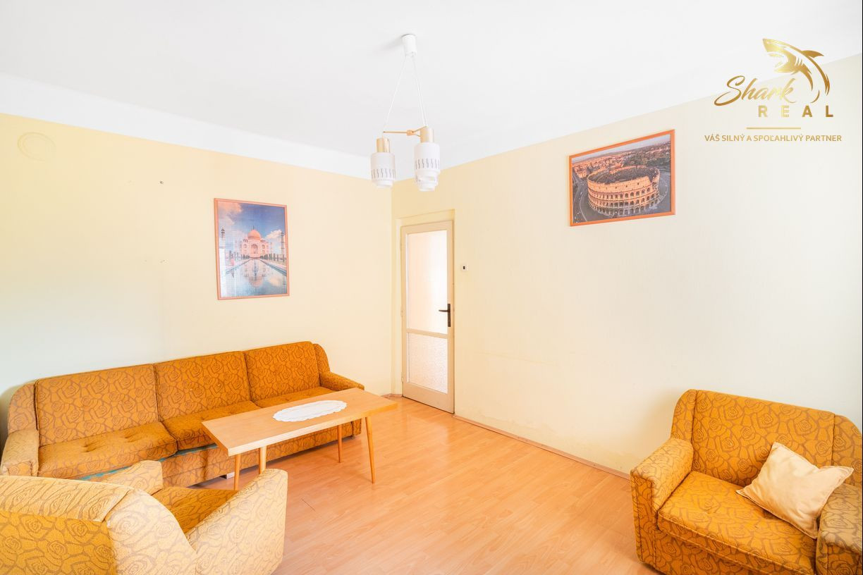 Priestranný 5-izbový dom s veľkým pozemkom v obci Iža