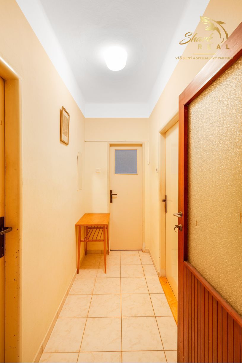 Priestranný 5-izbový dom s veľkým pozemkom v obci Iža